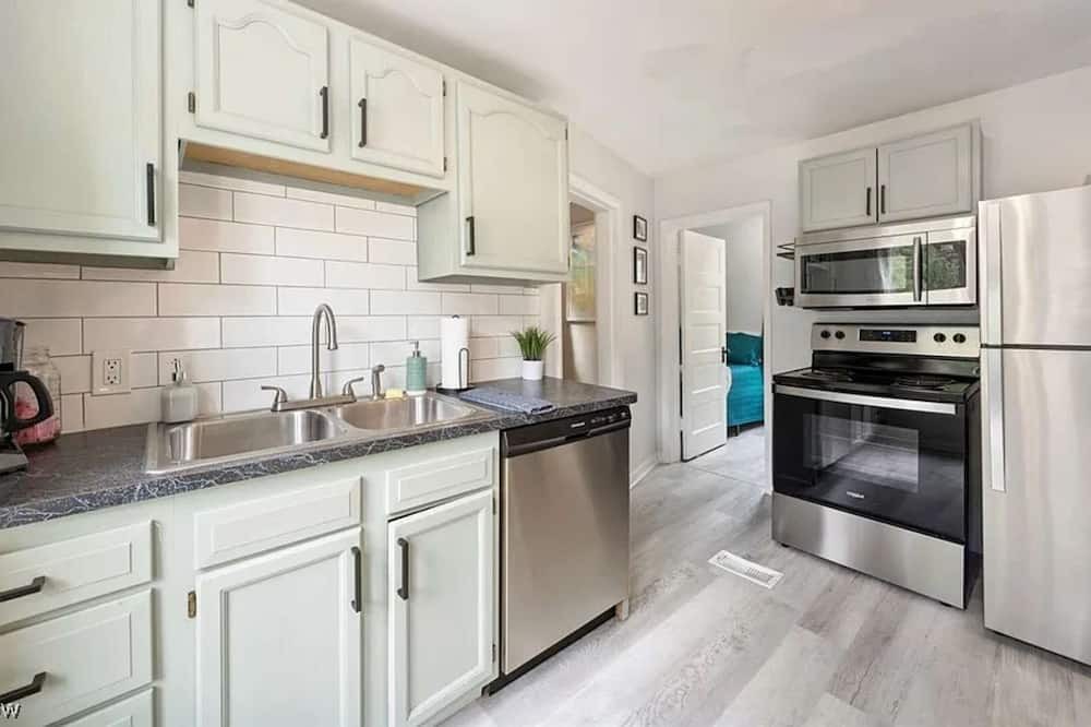 Lakewood House | Embrace Serenity Living Close to Edgewater Beach!