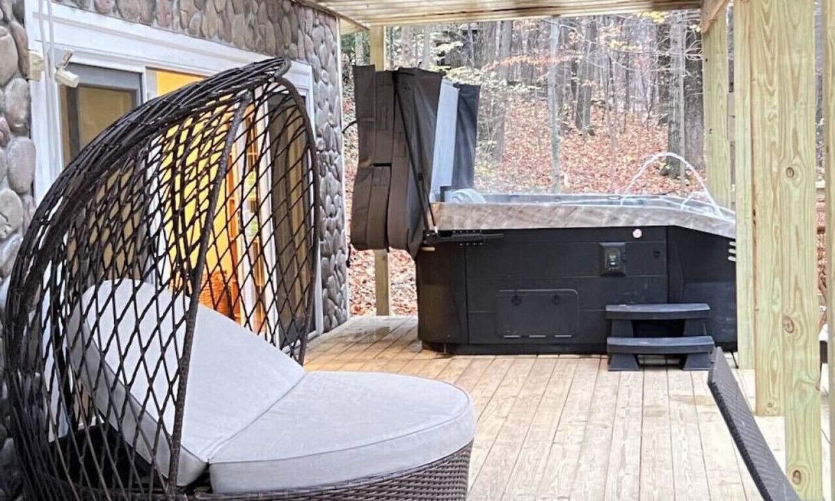 Lake Michigan Beach House | Emerald Shores - walk to beach, hot tub, pets