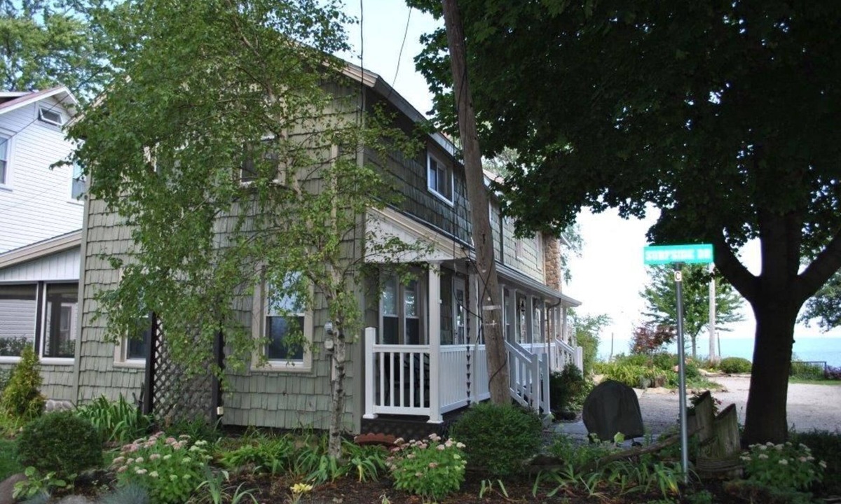 Mitiwanga House | Enjoy the View From this Charming Lakefront House in Private Park