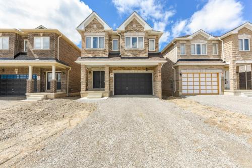 Thorold House | Entire 4BR Detached Home 15 Mins from the Falls, in Thorold, Perfect for 10 guests