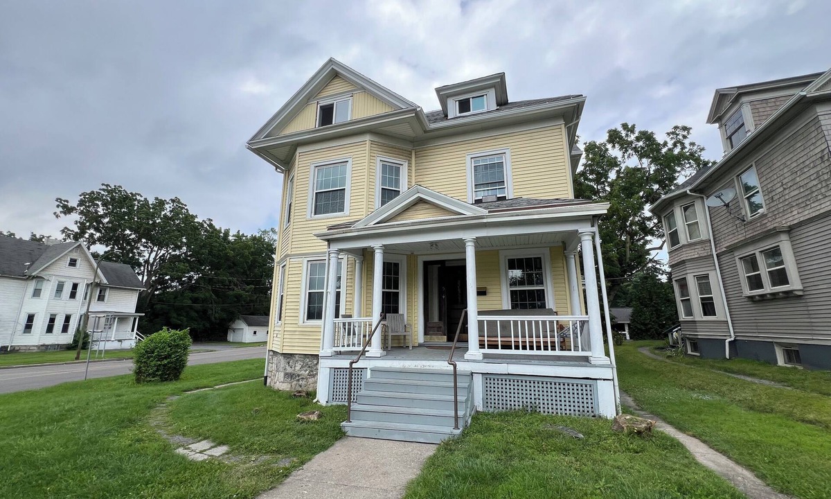 Geneva House | Entire 8BD Home: Central & Spacious Space in DT Geneva