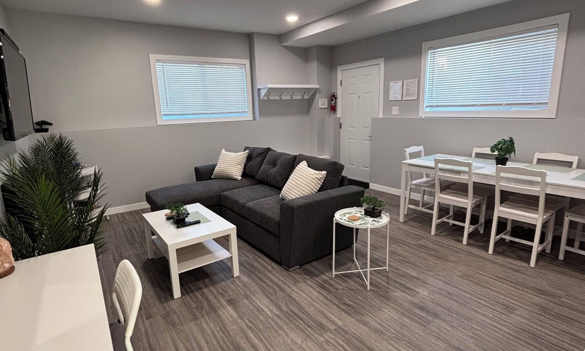 Sylvan Lake House | Entire home in Sylvan Lake, Canada Sleeps 7 guests 2 bedrooms 5 beds 1 bath