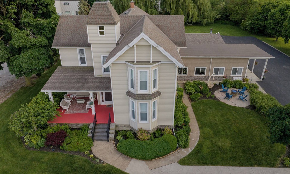 Marblehead Bed & Breakfast | Event Rental 10BR/10BA Sleeps 31 B&B Near The Lake