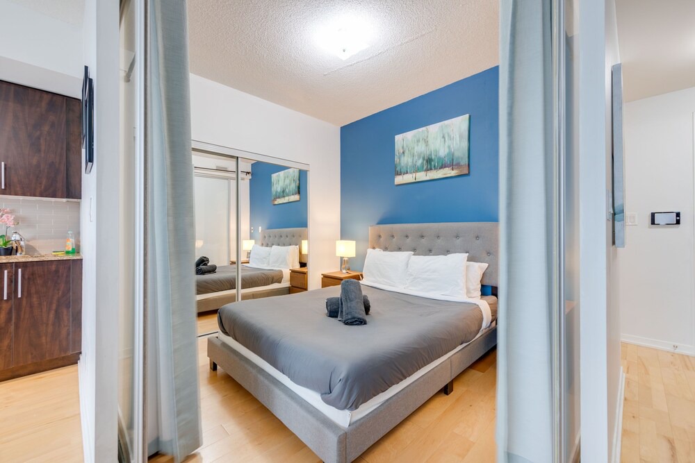 Downtown Toronto Condo | Executive Lakeview 1BR in Maple Leaf Square