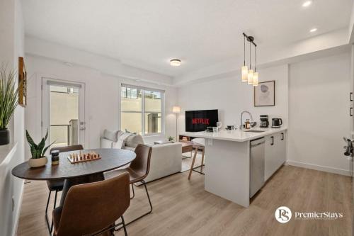 Springbank Hill House | Executive Suite with King Bed Garage AC Free Banff Pass 65 Inch TV