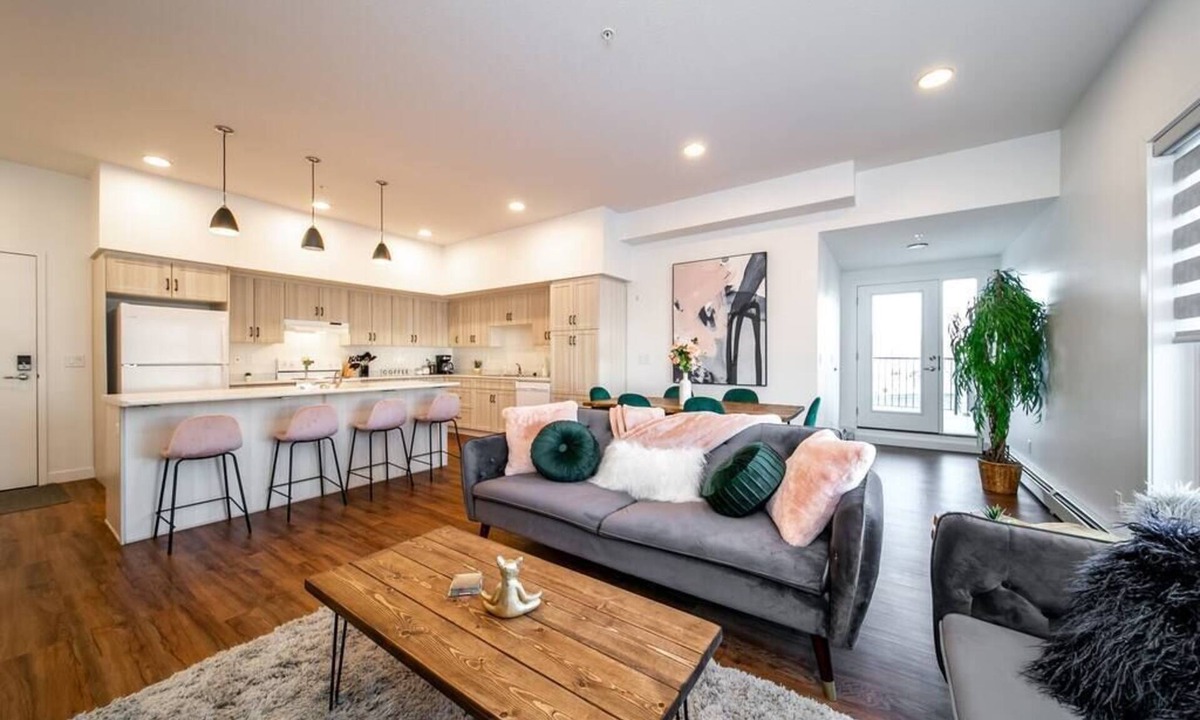 North Central Edmonton Apartment | ExoticLushRainforestCRsuitU/GKingWifi
