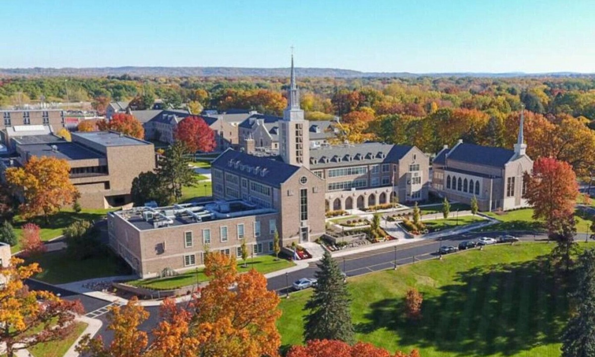 East Rochester House | Family & Corporate Retreat & Gathering *Sleeps 12+