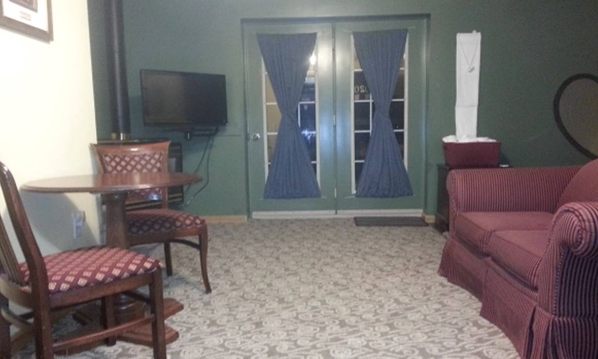 Cochrane Cabin | Family-Friendly Deluxe Suite Rental in Lodge in Cochrane, Ontario