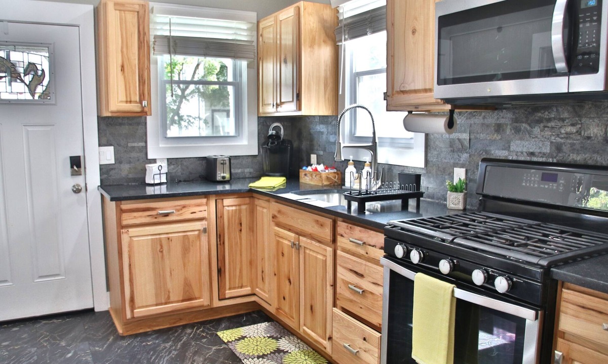 Lakewood House | Family-Friendly Lakewood Home 4BR, Full Kitchen & Yard!