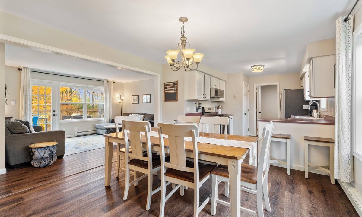 East Ithaca House | Family Friendly Retreat Close to Cornell & Ithaca. 6bedrooms 3 baths.