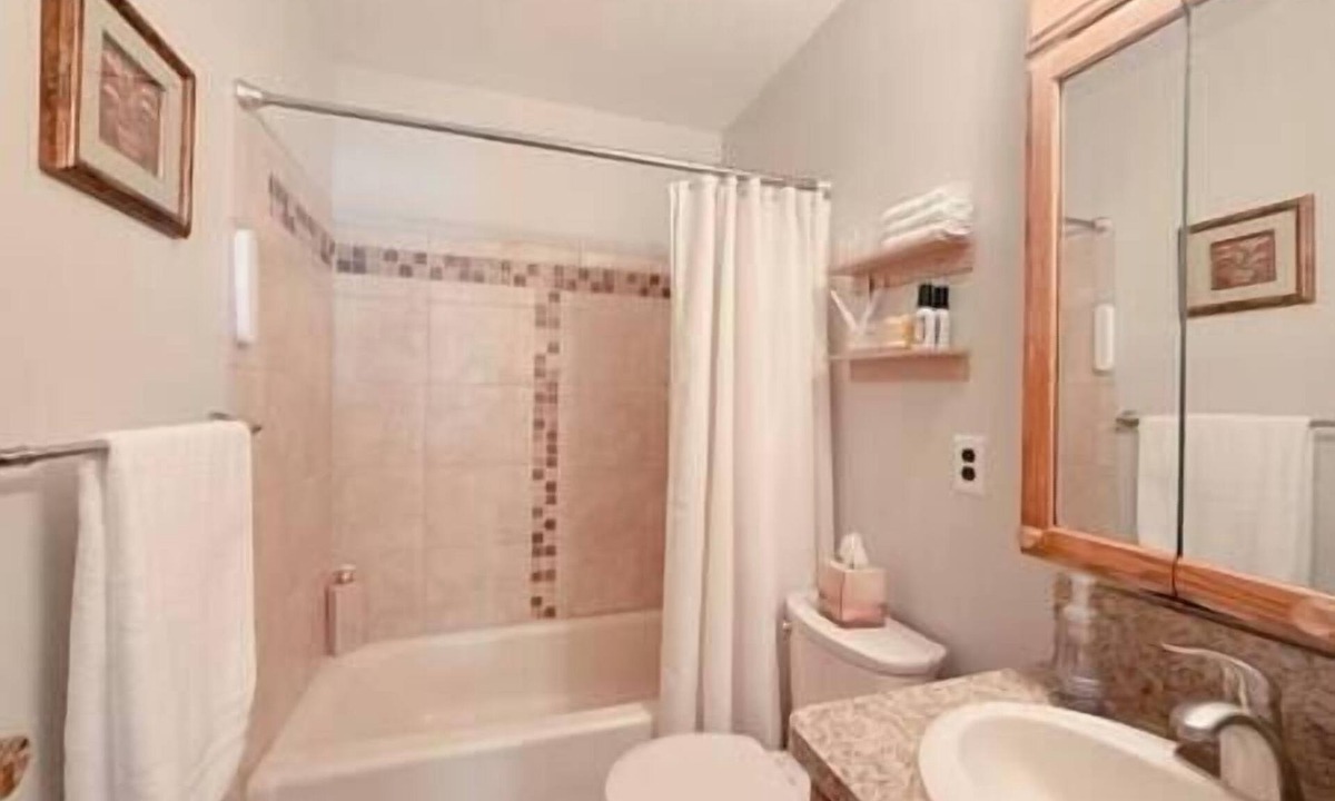 Willowick House | Family Home Across from Park & Pool Access