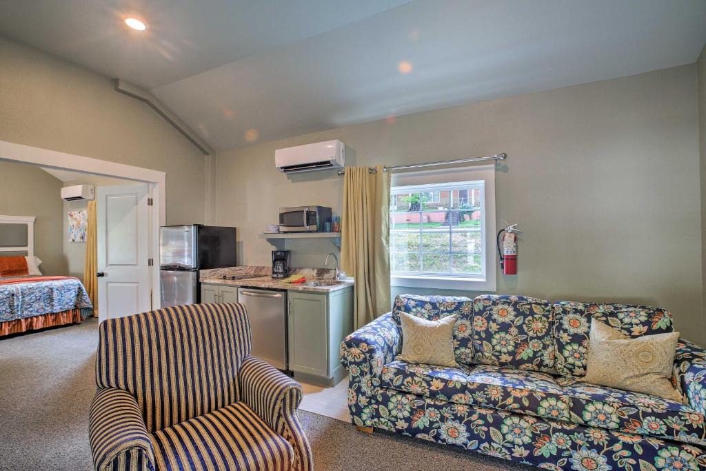 Downtown Branson House | Fire Pit Access: Cozy Dtwn Branson Cottage!