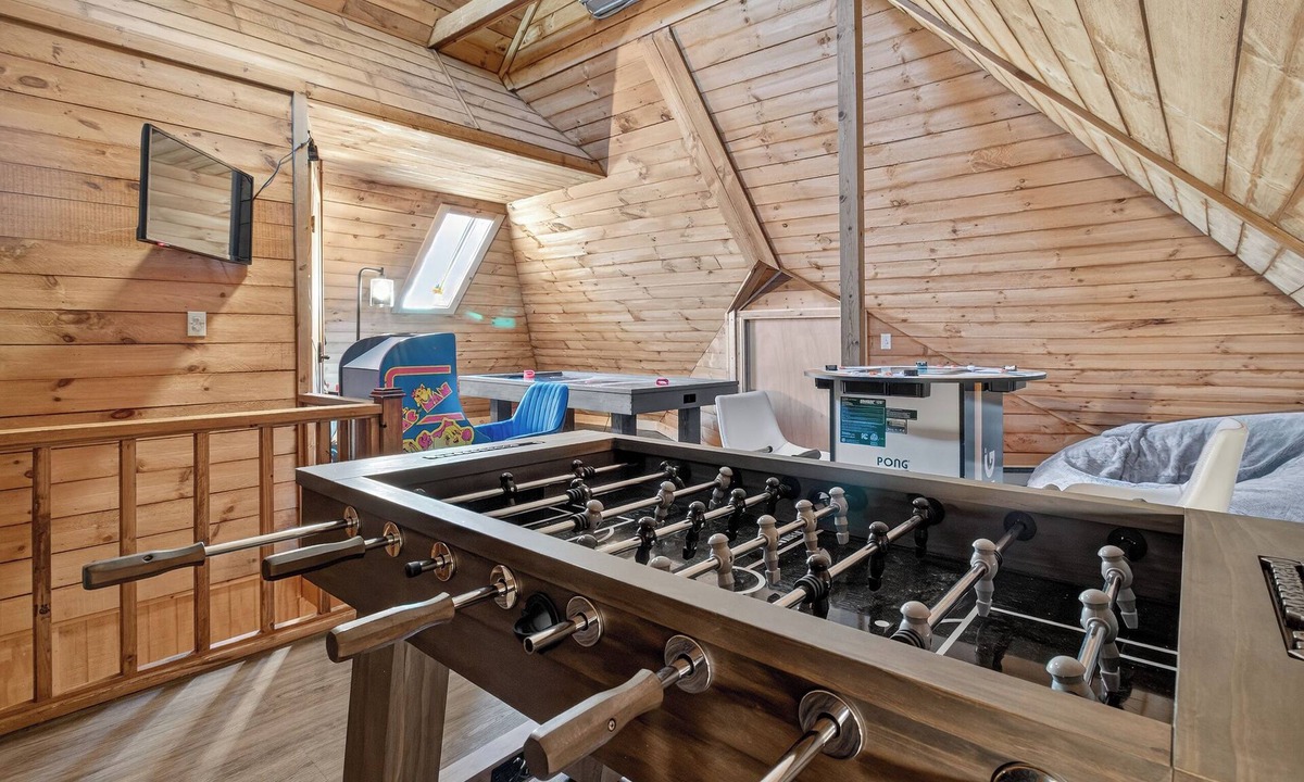 Bristol Hills House | FLXFarms-7Bd-6Ba-HotTub-Firepit-Arcade-PetFriendly