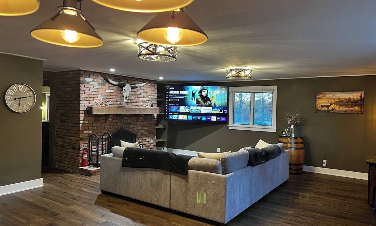 Peninsula House | Freshly remodeled 3,100 sq ft home big enough for two families. Pet Friendly!