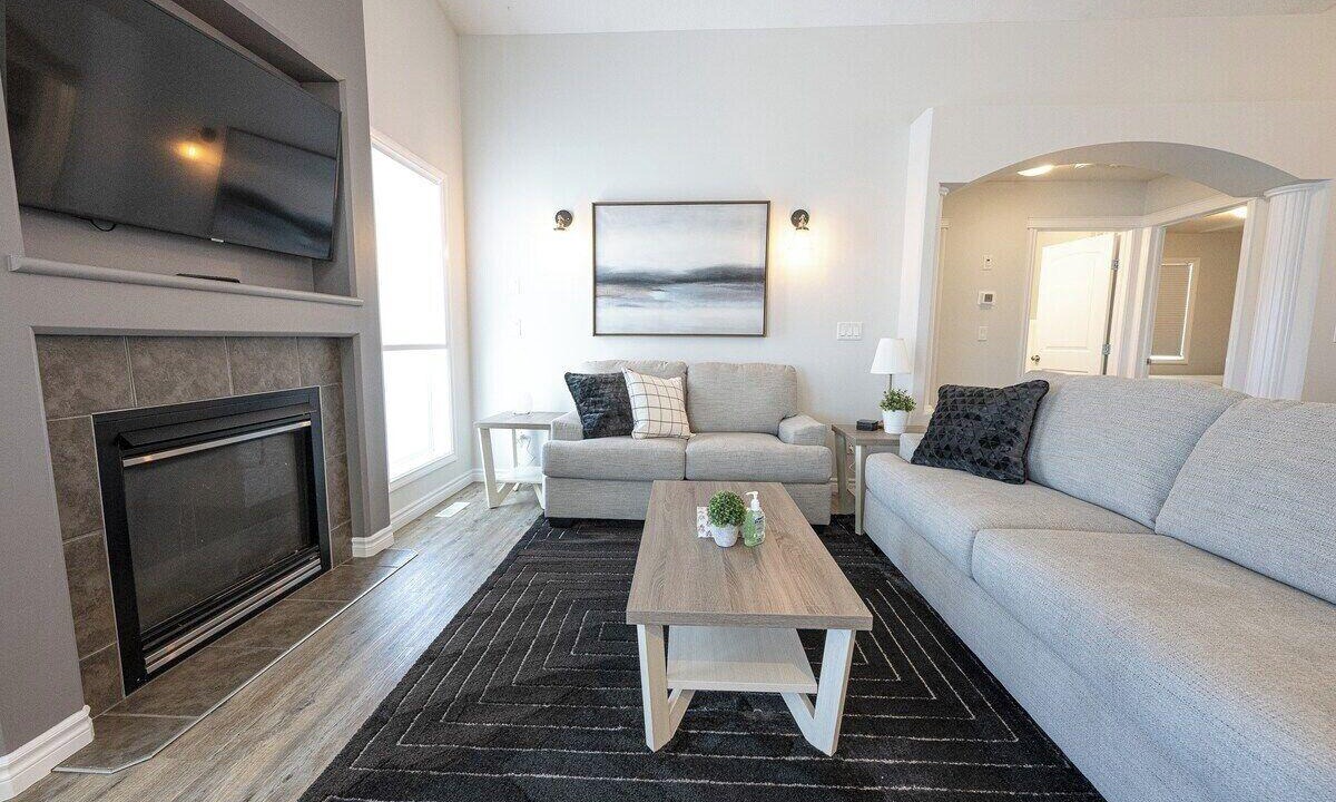 Grande Prairie House | Full House with AC | BBQ | Free WiFi | Smart TVs
