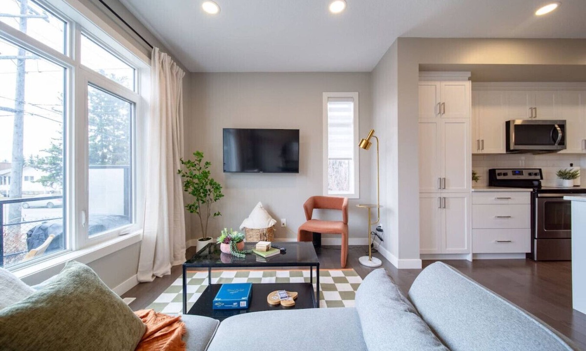 Jasper Place House | Garage |Near WEM | Disney+ | 2 BR w/Ensuites