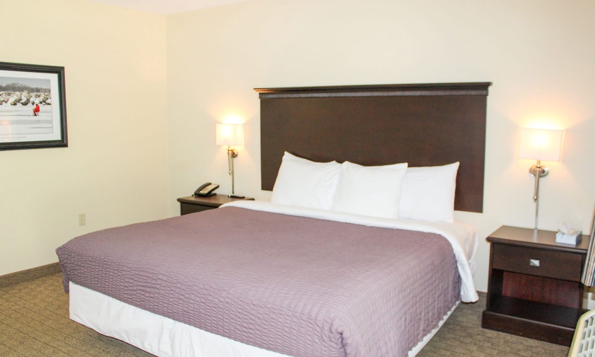 Kelleys Island Hotel | Glacier Suite at Kelley's Island Venture Resort