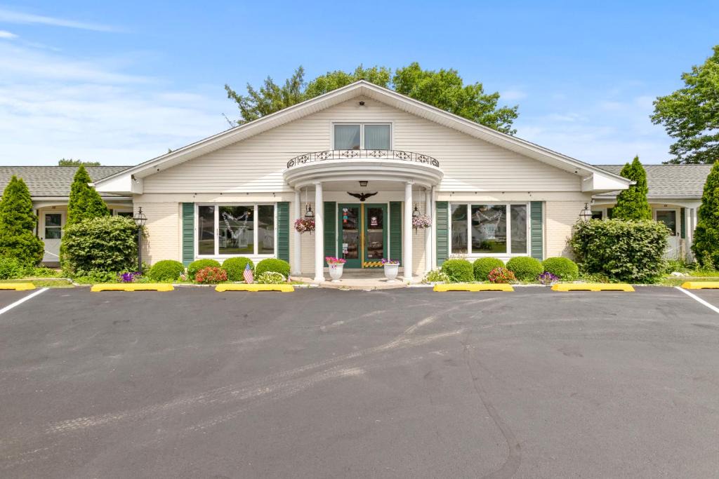 Erie Hotel | Glass House Inn Erie Near I-90 & I-79