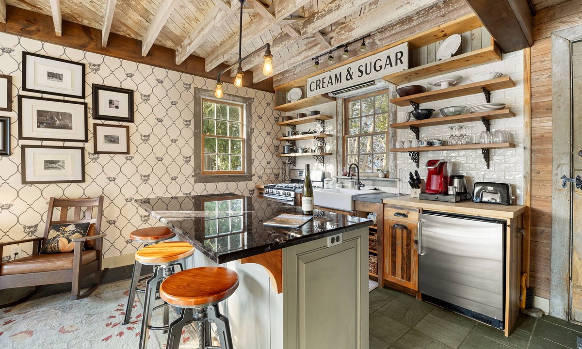 Canandaigua House | Glen Hollow Guest House: Hot Tub/Sauna+Waterfall!