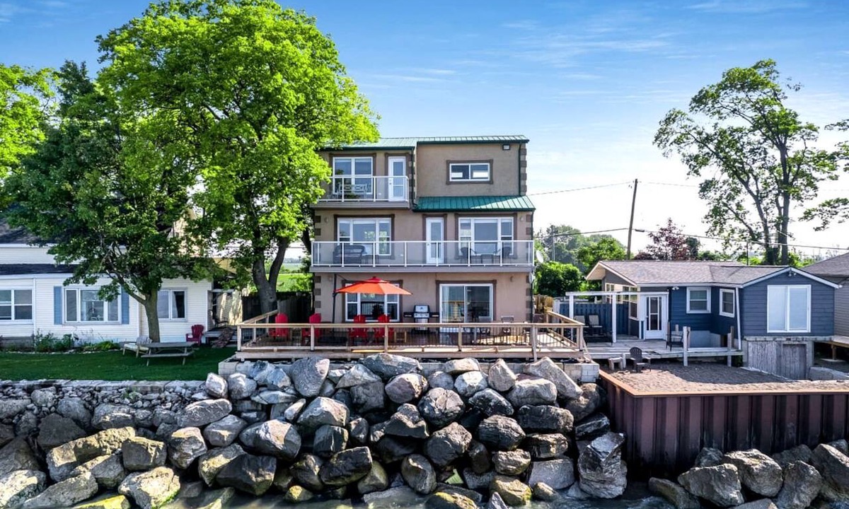 Leamington Cottage | Glorious Cottage with Amazing Sights in Leamington, Ontario