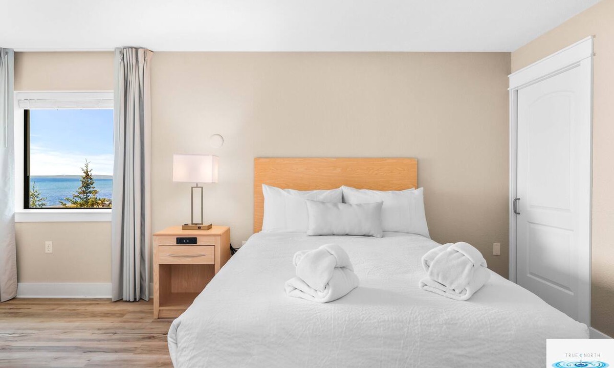 Traverse City Hotel | 🏖️ Gold Coast Inn | Breathtaking Lake Views Corner Rm 208