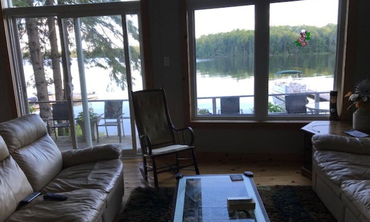 Machar Cottage | gorgeous view, steps to lake, 2 canoes and paddle boat