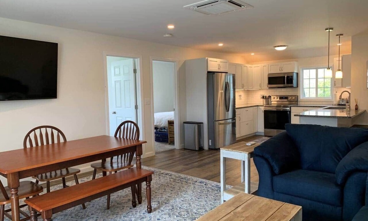 New Haven Apartment | Gracious two bedroom just minutes to Middlebury!