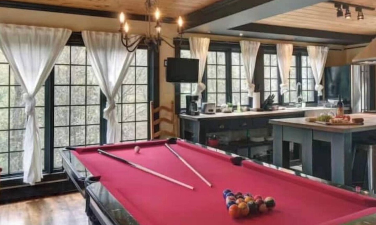 Cantley Ski Chalet | Grand Loft, Lake, Pool table, 2 beds, Jacuzzi, 10 minutes from Casino Lac Lemay,