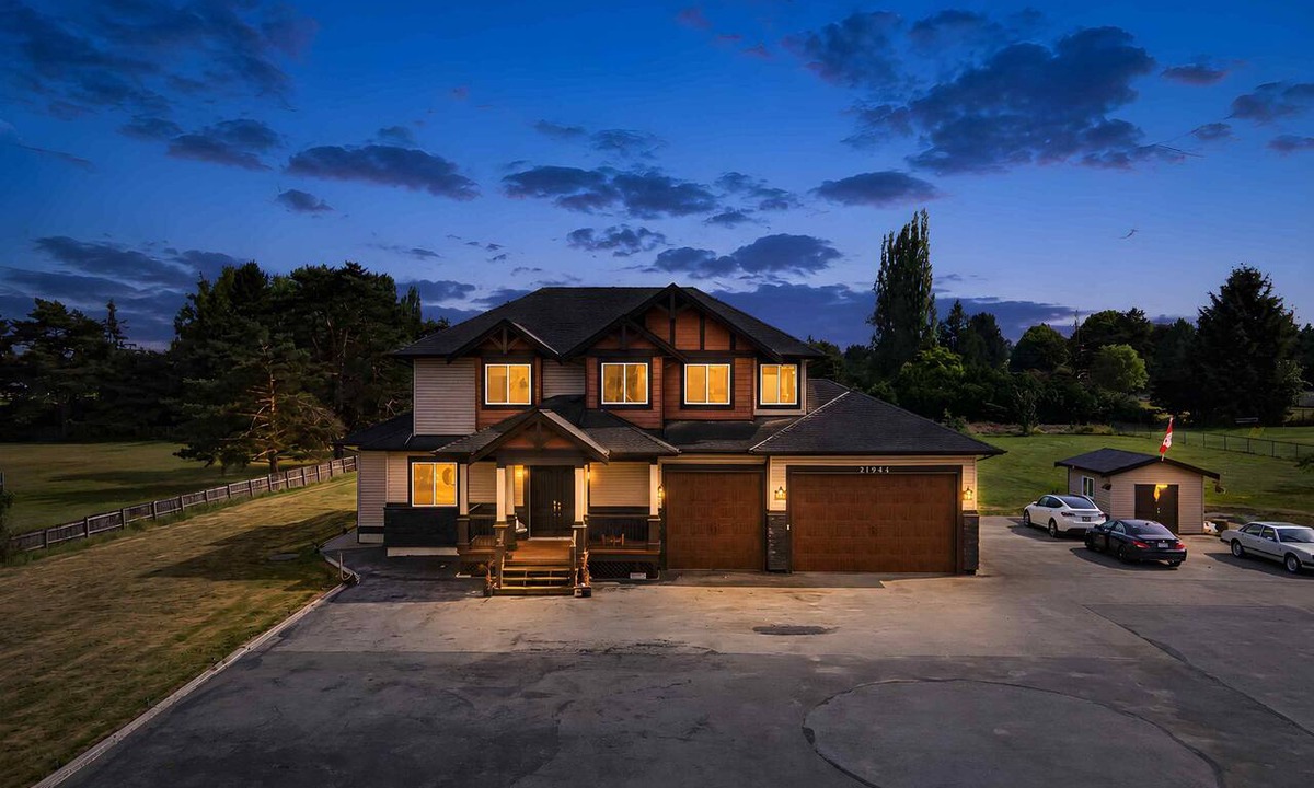 Maple Ridge House | Grand Maple Ridge Retreat: 4BR & 4.5BA