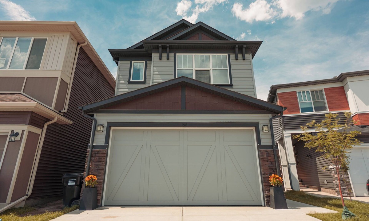 Calgary House | Group Stay/Near YYC/Sleeps 10/Garage