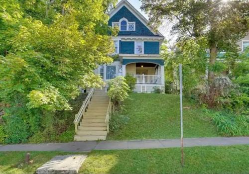 Eastside House | Groups Welcome Near SU Dome and Downtown