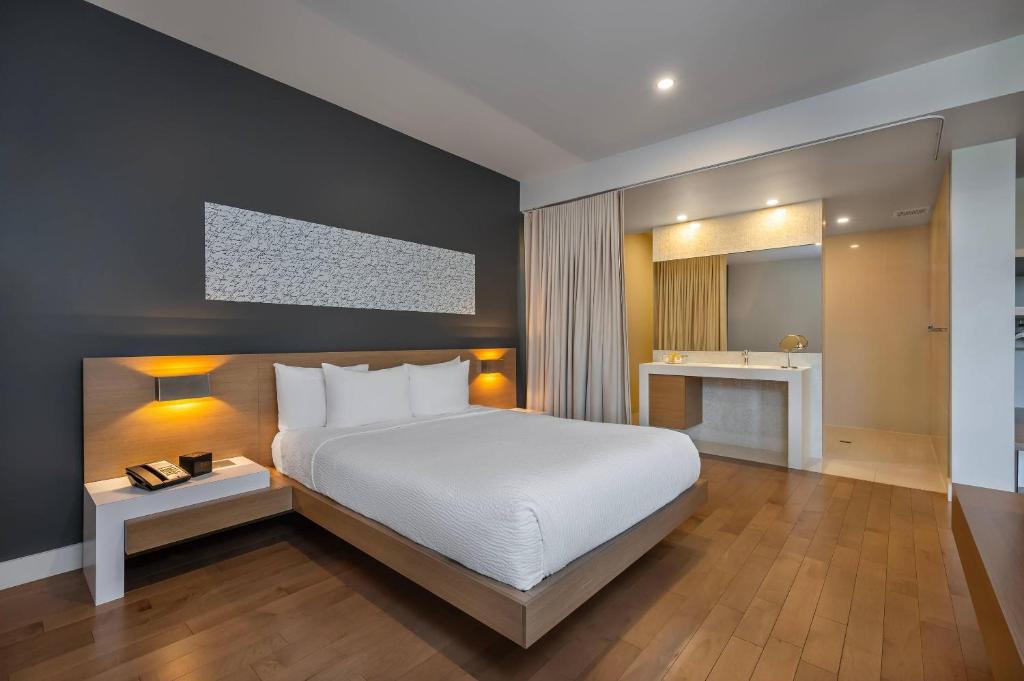 Venise-en-Quebec Hotel | Hôtel du Lac Champlain, an Ascend Collection Hotel