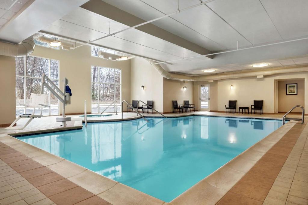Crown Heights Hotel | Hampton Inn & Suites Poughkeepsie