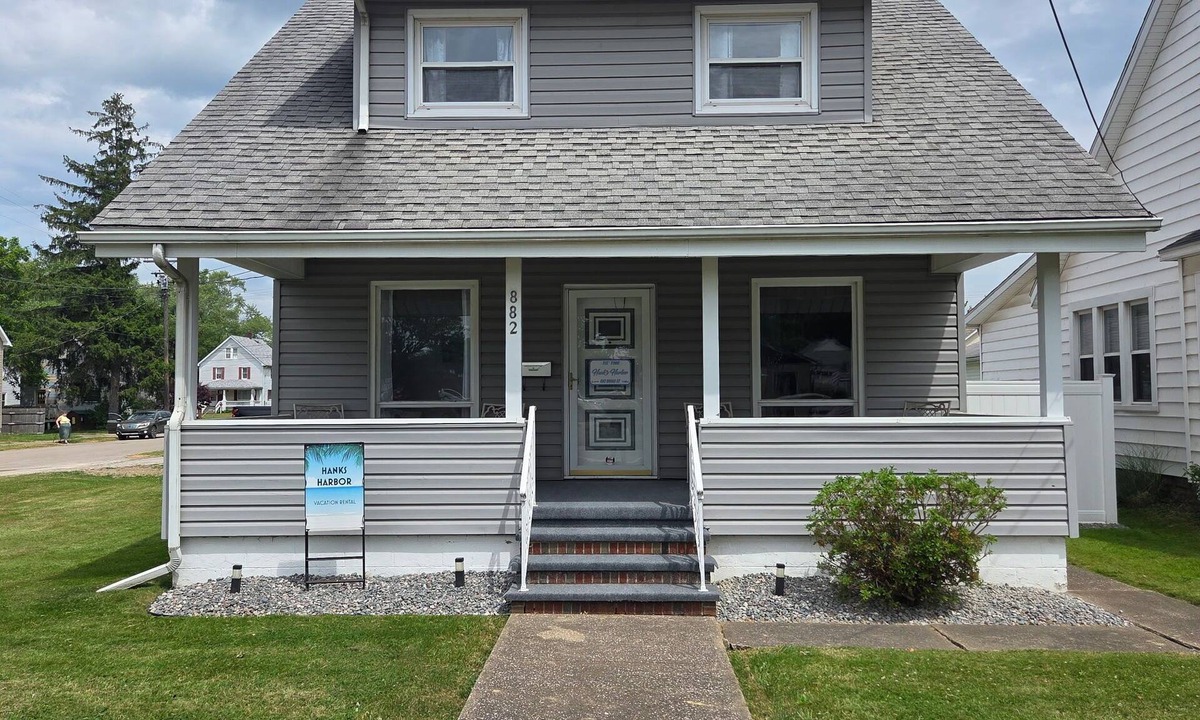 Conneaut House | Hanks Harbor, 1/4 mile from Marina and Beach