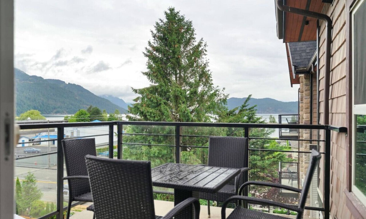 Harrison Hot Springs Apartment | Harrison Lake Pets Welcome-3BR Penthouse Suite