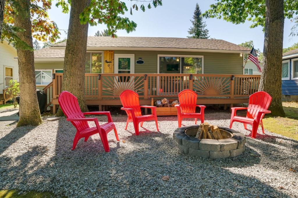 Higgins Lake House | Higgins Lake Cottage w/Private Fire Pit & Grill!