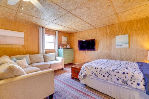 Center Moreland Apartment | Hike, Ski & Golf: Water-View Lake Winola Retreat!
