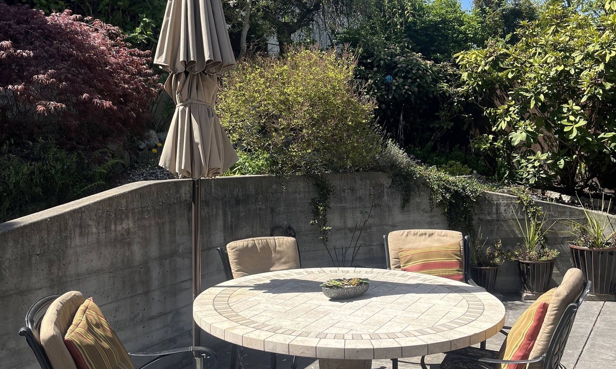 James Bay House | Historic James Bay. Walk to Town. Steps to Fishermans Wharf & Inner Harbour