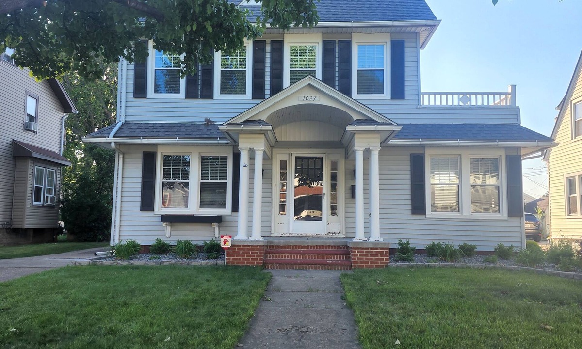 Lorain House | Historical 6 bed home, game room, short walk to beach & harbor lighthouse views.