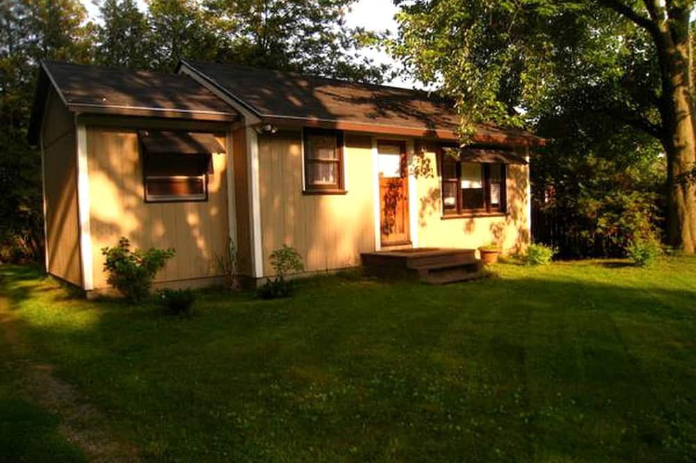 Turkey Point Cottage | Homey Lakefront Cottage Rental near Turkey Point, Ontario