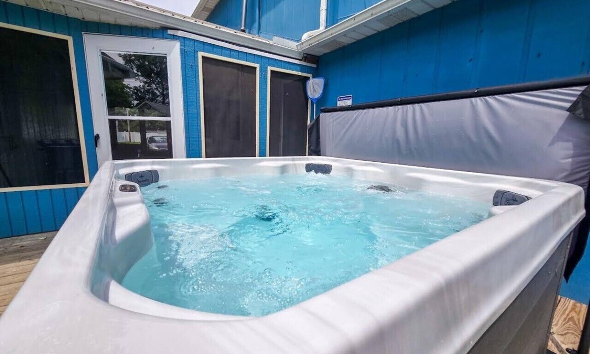 Vermilion House | Hot Tub | King Bed | Relax | Winter Retreat