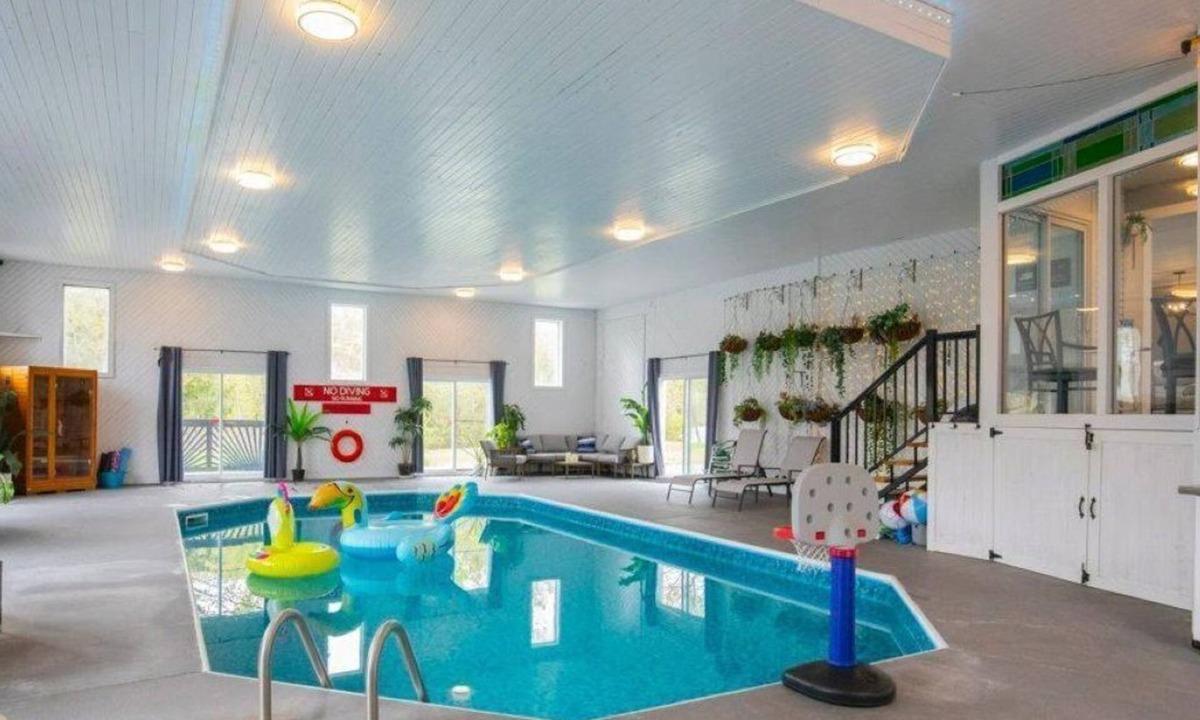 Trent Lakes Cottage | INDOOR POOL, HOT TUB & SAUNA! Welcome to Bluehaven in the Kawartha's!