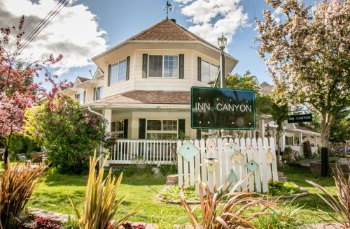 Radium Hot Springs Hotel | Inn on Canyon