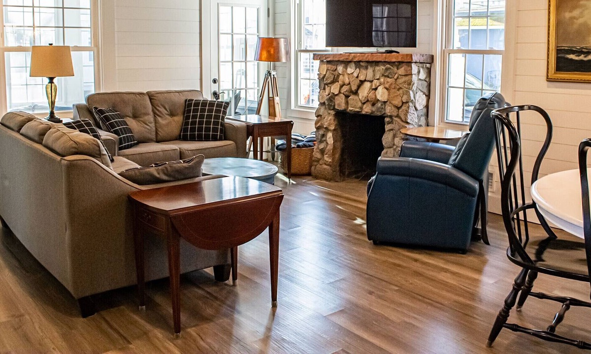 Lakeside Cottage | Inside Lakeside gates large yard. Beds premade with linens, Golf Cart included.