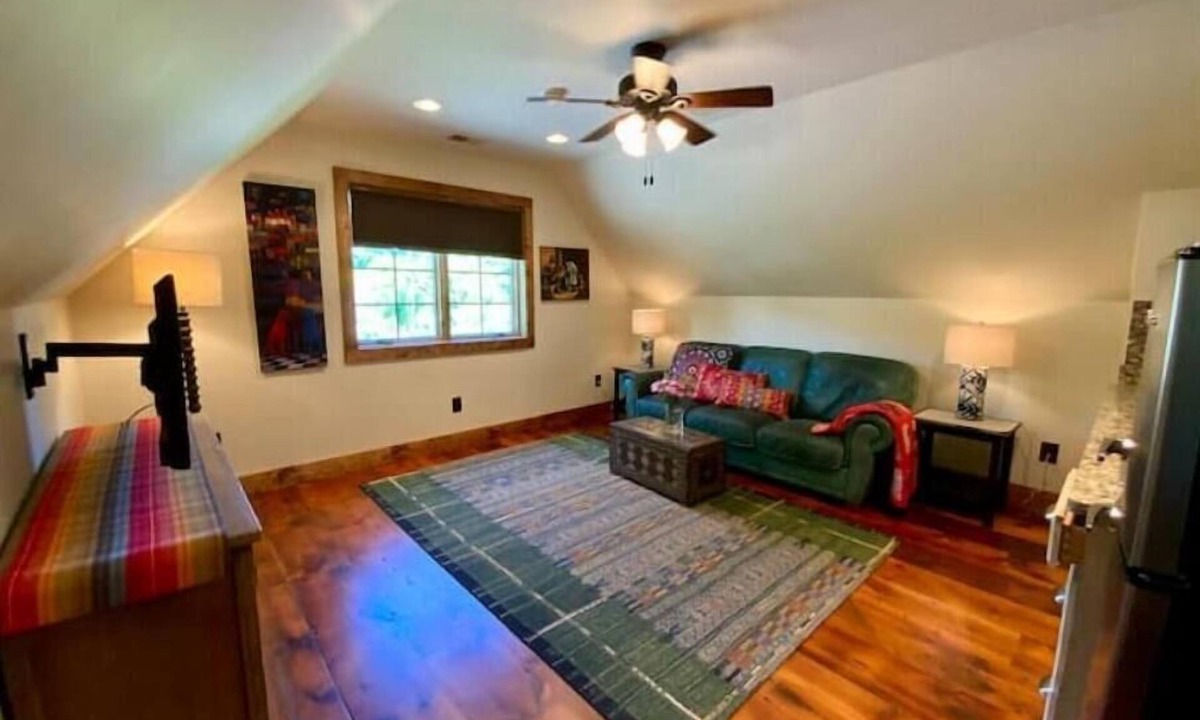 Newark Apartment | Inviting, comfortable & private suite near Univ.