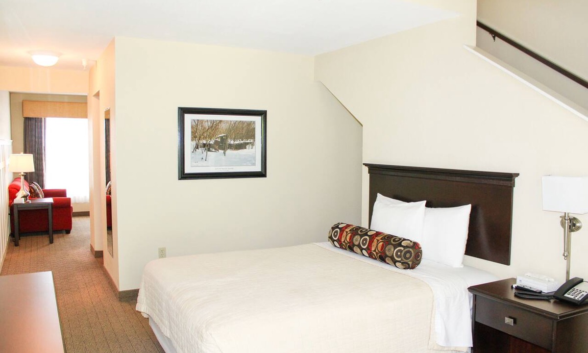 Kelleys Island Hotel | Iroquois Suite at Kelley's Island Venture Resort