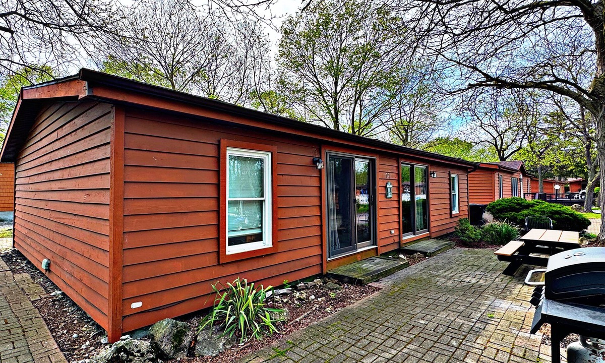Put-in-Bay House | Island Club House by the Pool - Big Front Patio- 3 BR 2 BA - Sleeps 8 - IC17