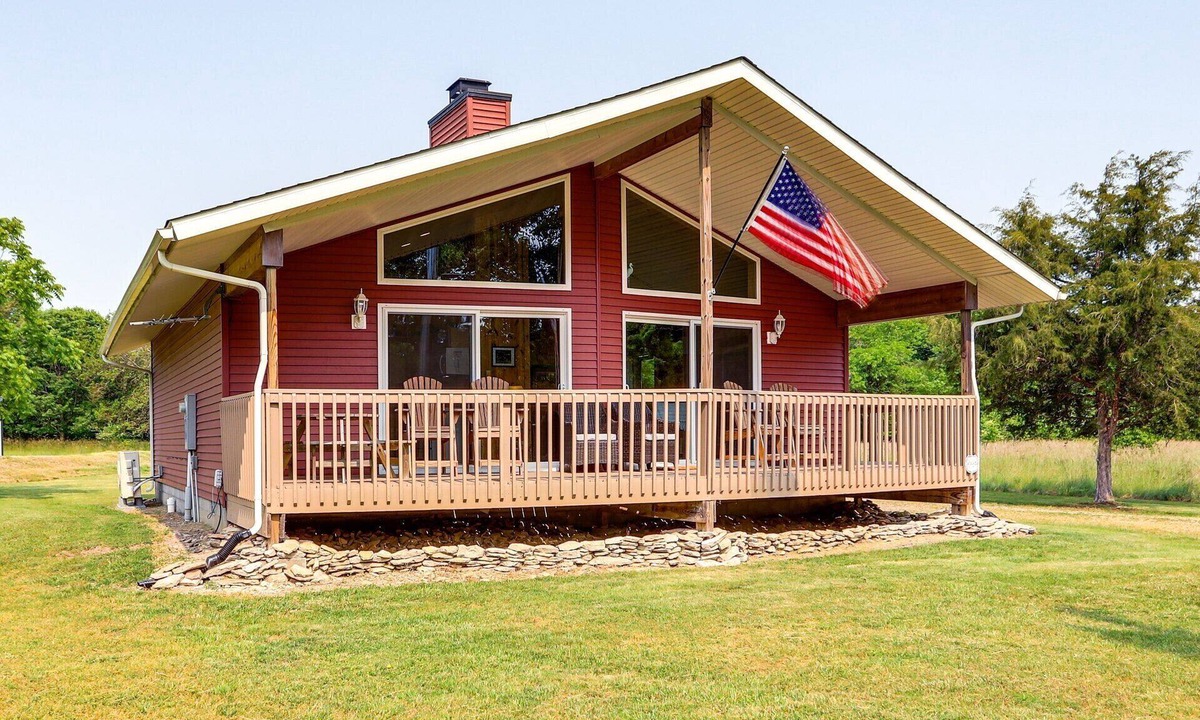 Kelleys Island Cottage | Island Gem, Walk to the lake!