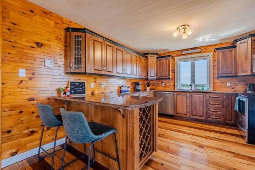 Brigus Junction House | Junction Lookout Cottage 3BR, Hot Tub Water View