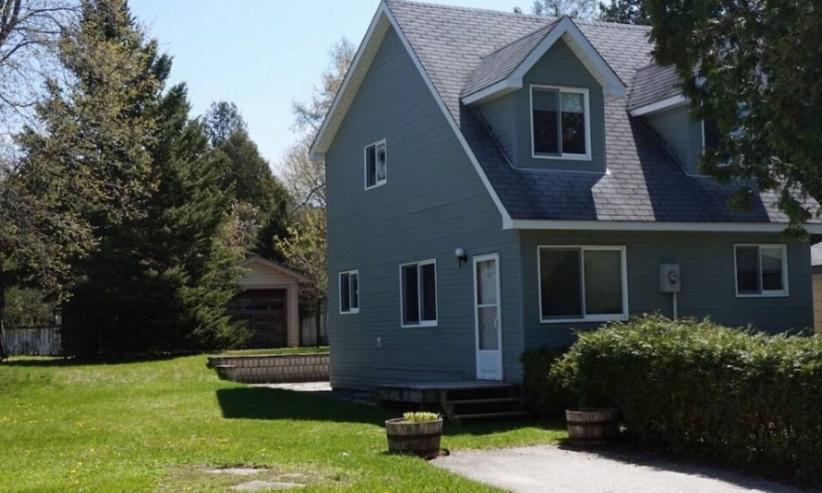 Sauble Beach Cottage | Just a few steps from the beach and Main Street!